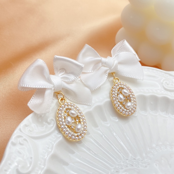 Retro Fabric Bowknot Pearl Temperament Cold Wind Stud Earrings display picture 3
