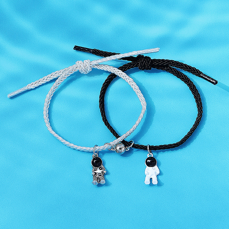 Bracelet De Couple En Acier Inoxydable D&#39;astronaute Populaire Créatif Coréen display picture 1