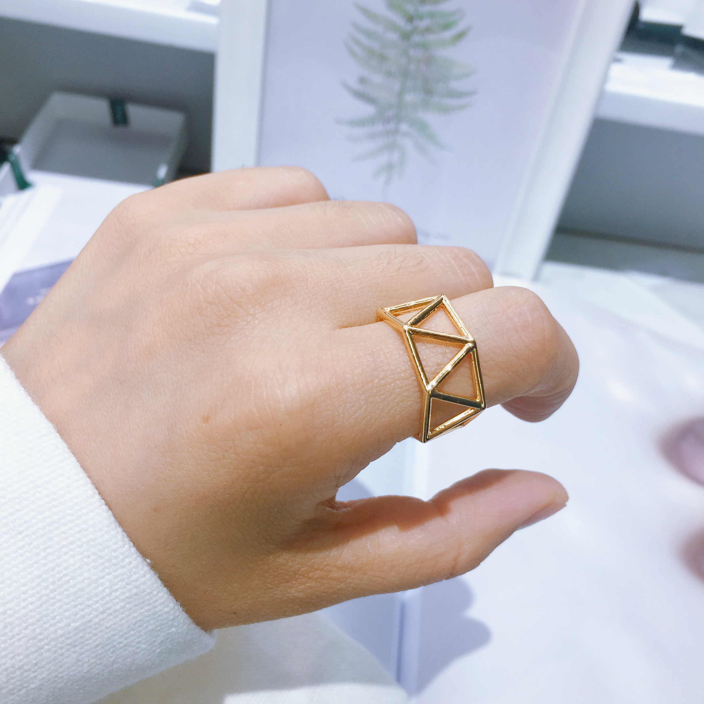 18kgp Retro Geometric Triangle Open Alloy Ring Women display picture 1