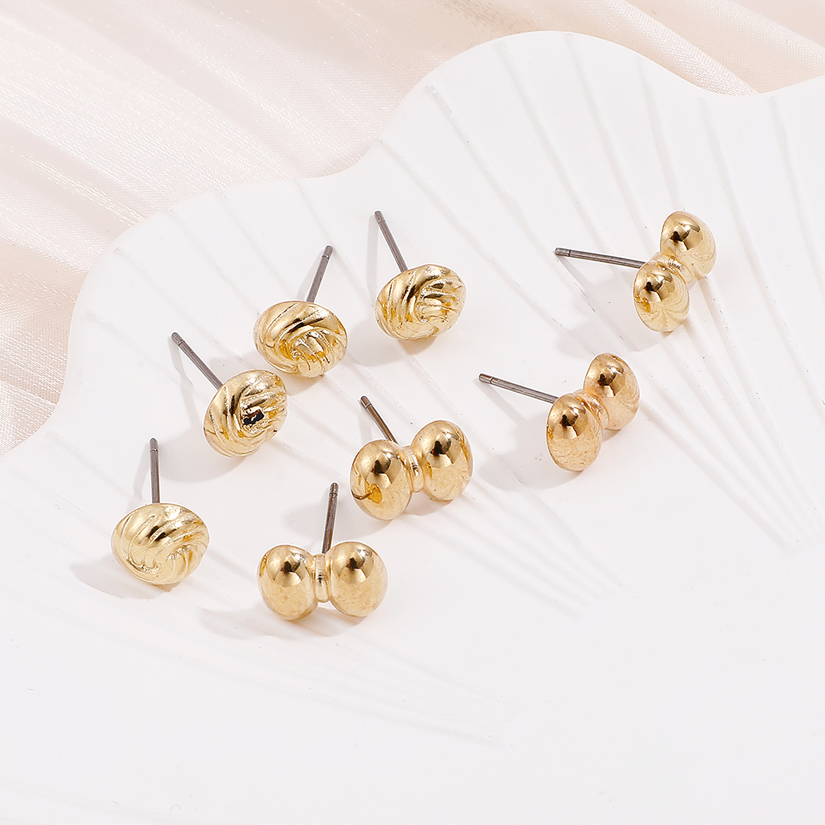 Simple Fashion Golden Stud Earrings Set display picture 1