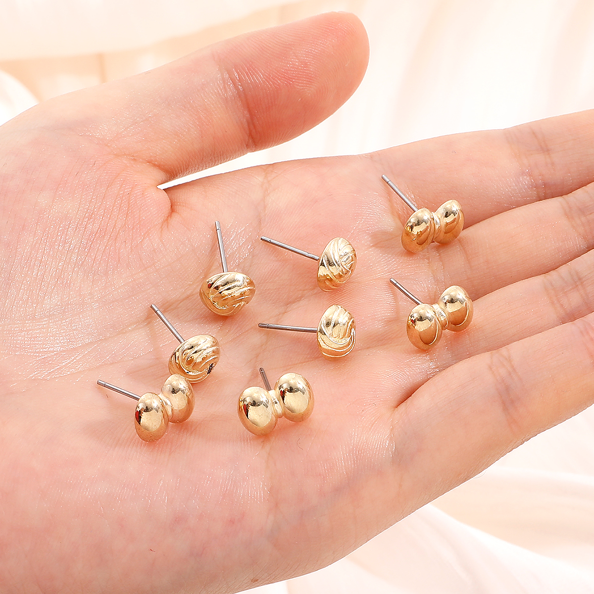 Simple Fashion Golden Stud Earrings Set display picture 3