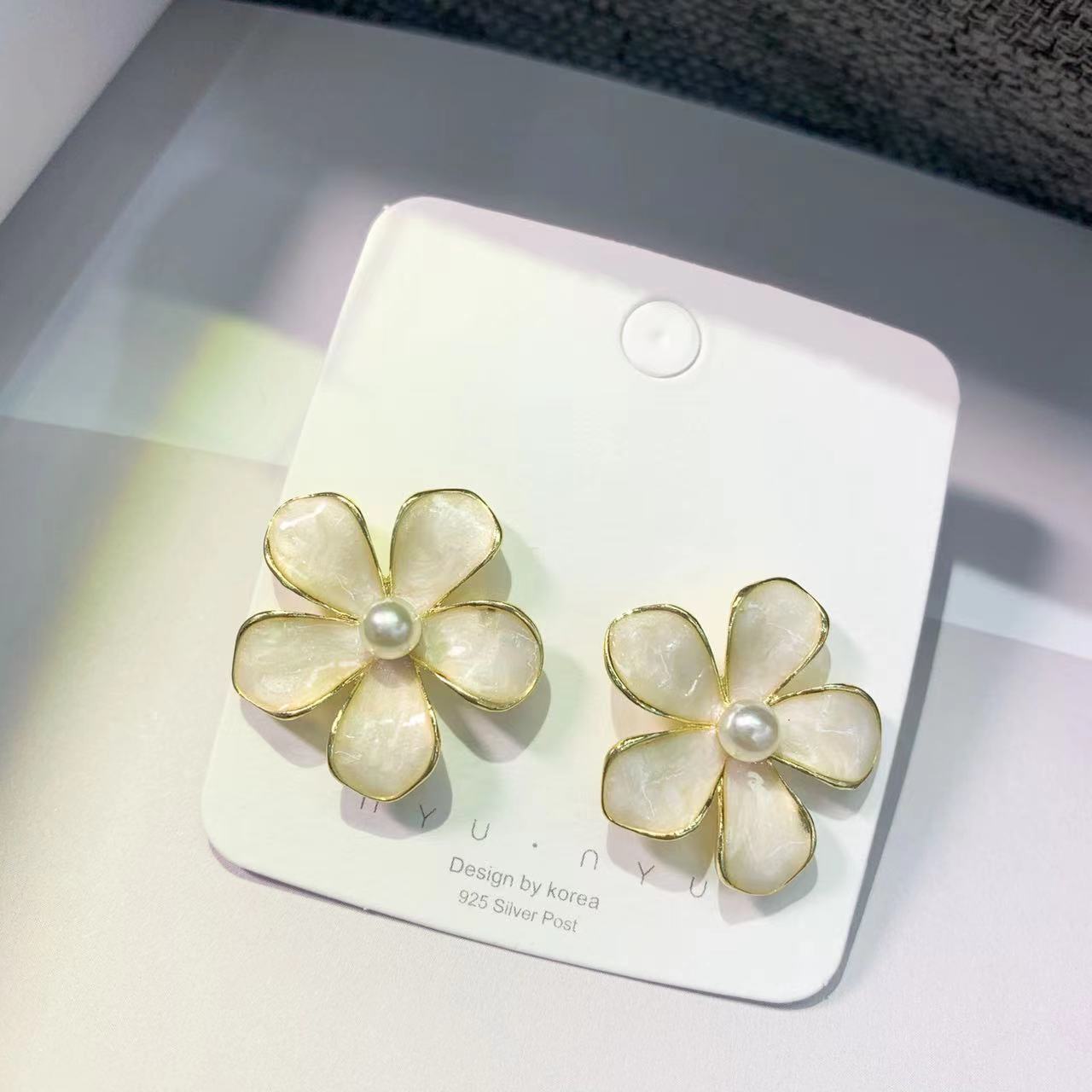 Fünfblättrige Blumenohrringmuster Mode-stil Einfache Ohrringe display picture 2