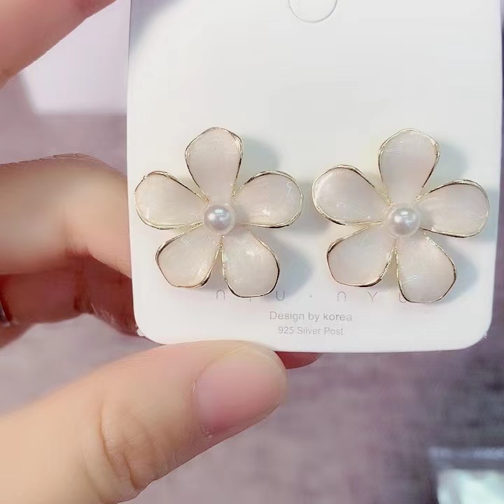 Fünfblättrige Blumenohrringmuster Mode-stil Einfache Ohrringe display picture 4