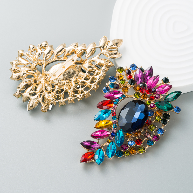 European And American Alloy Diamond-studded Flower Brooch Female Wholesale display picture 8