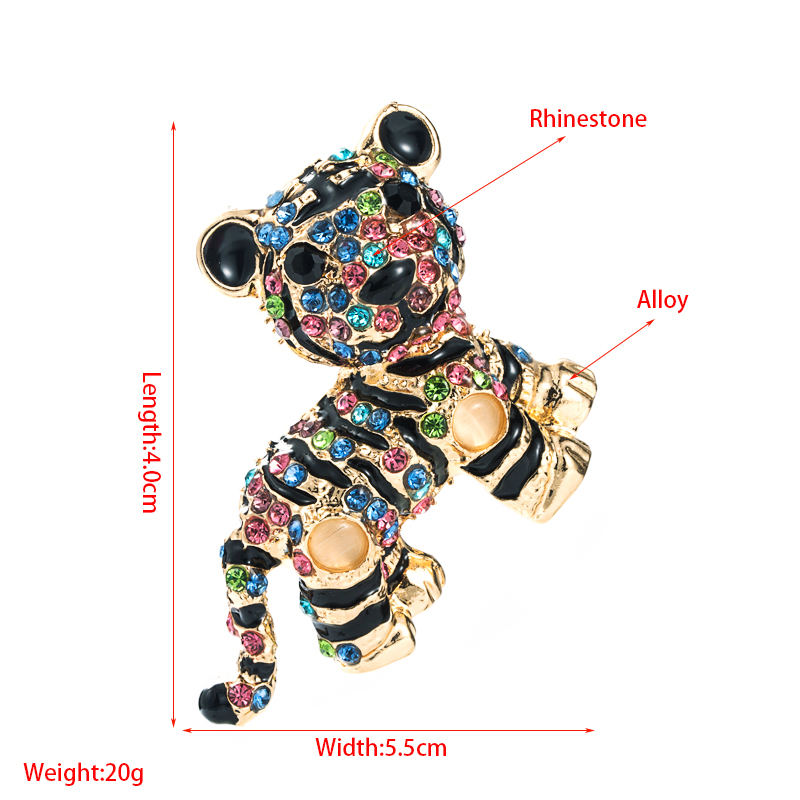 Three-dimensional Tiger Metal Creative Personality Diamond-studded Brooch display picture 1