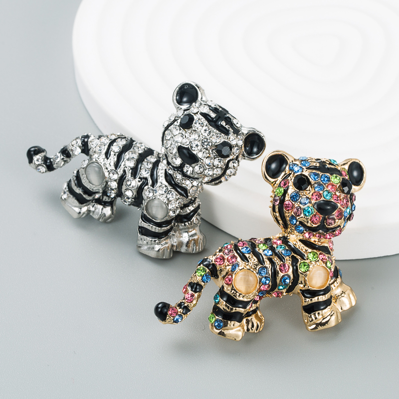 Three-dimensional Tiger Metal Creative Personality Diamond-studded Brooch display picture 2
