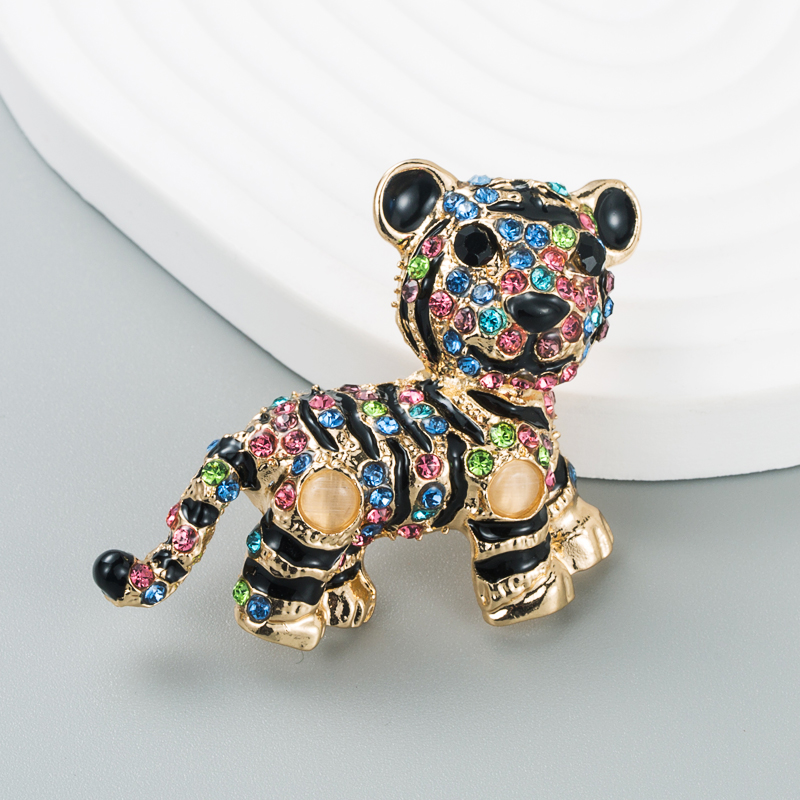 Three-dimensional Tiger Metal Creative Personality Diamond-studded Brooch display picture 4
