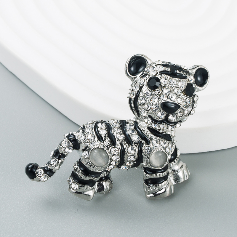 Three-dimensional Tiger Metal Creative Personality Diamond-studded Brooch display picture 5