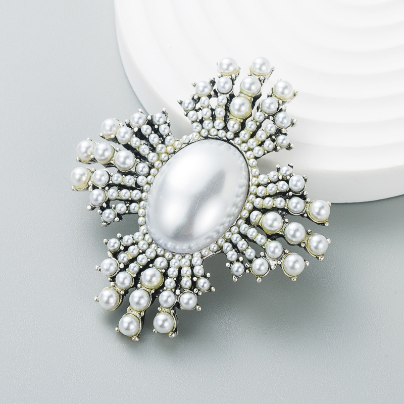 Fashion Party Corsage Trend Alloy Diamond Pearl Geometric Brooch Female Brooch display picture 5
