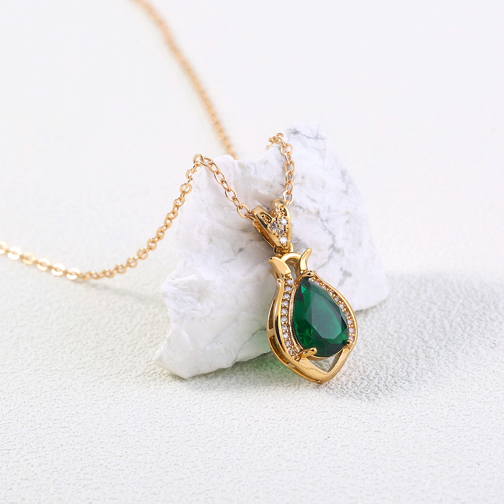 Simple Single Layer Micro-inlaid Perfume Bottle Water Drop Green Zircon Pendant Necklace display picture 3
