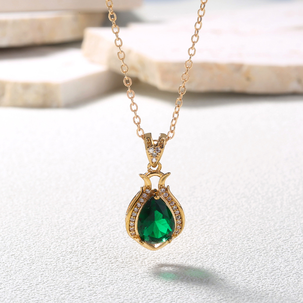 Simple Single Layer Micro-inlaid Perfume Bottle Water Drop Green Zircon Pendant Necklace display picture 5