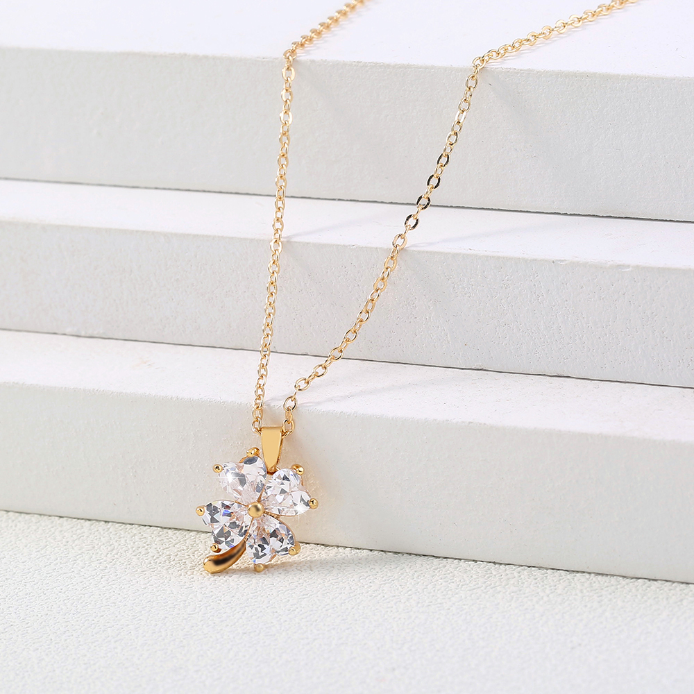 Classic Golden Love Four-leaf Clover White Zircon Pendant Necklace display picture 4