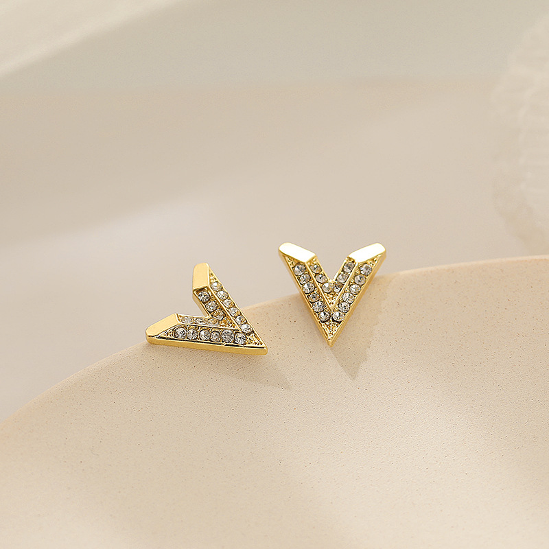 New Diamond V-letter Earrings display picture 3
