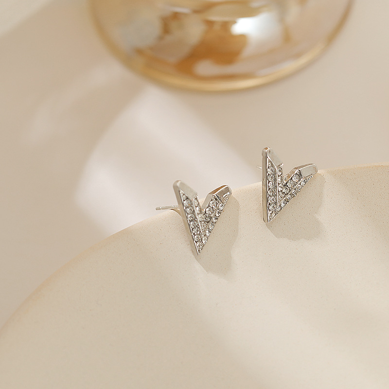 New Diamond V-letter Earrings display picture 4