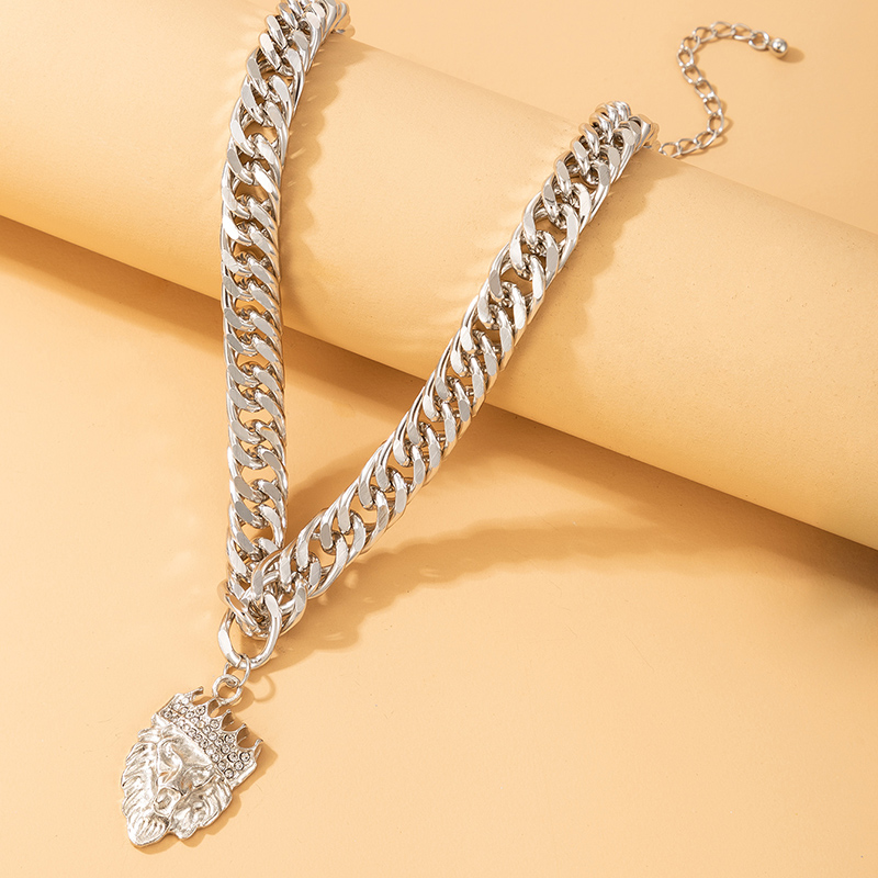 Retro Exaggerated Diamond Pendant Necklace display picture 5