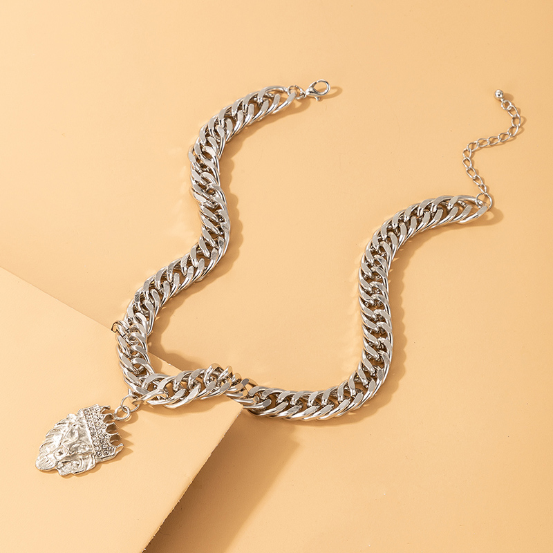 Retro Exaggerated Diamond Pendant Necklace display picture 7