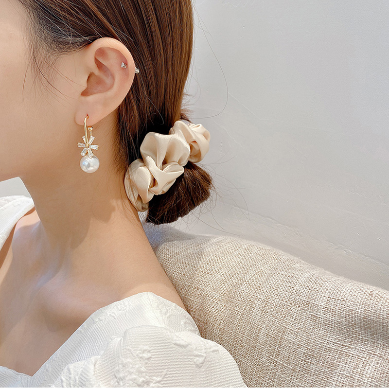 Retro Flower Pearl New Earrings display picture 4