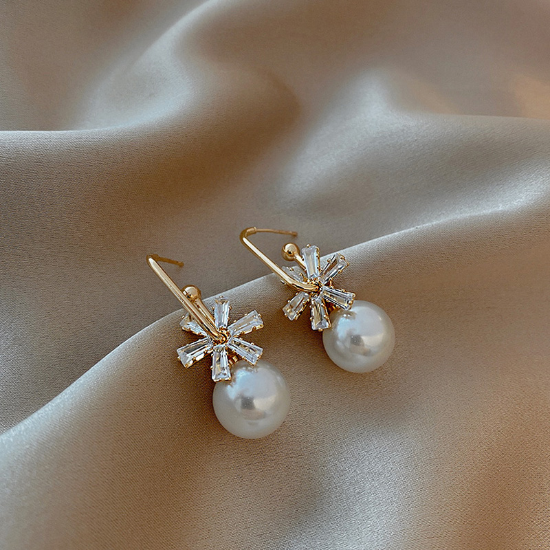 Retro Flower Pearl New Earrings display picture 5