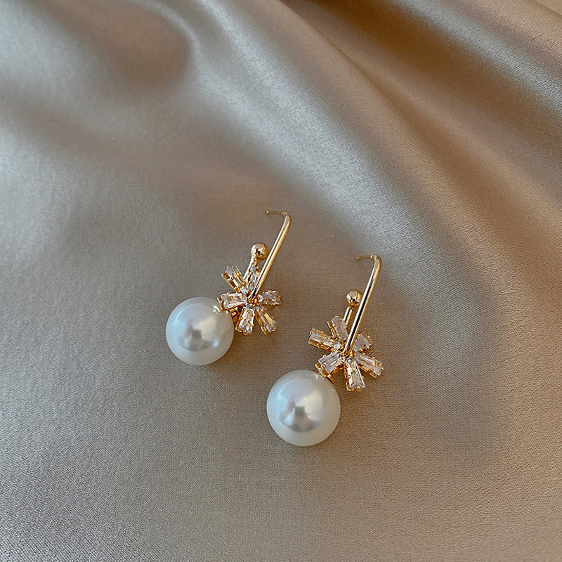 Retro Flower Pearl New Earrings display picture 6