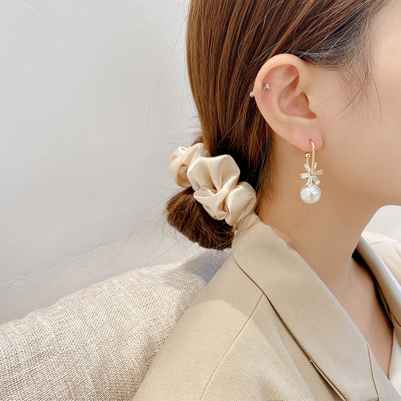 Retro Flower Pearl New Earrings display picture 7