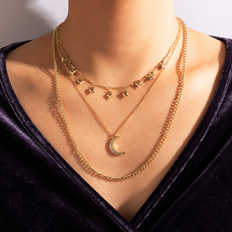 Simple Diamond Moon Pendant Necklace display picture 2