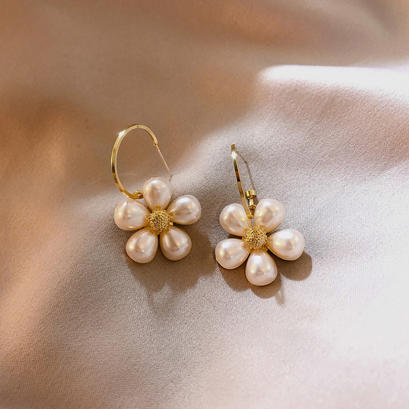 Pearl Flower Temperament Earrings display picture 1