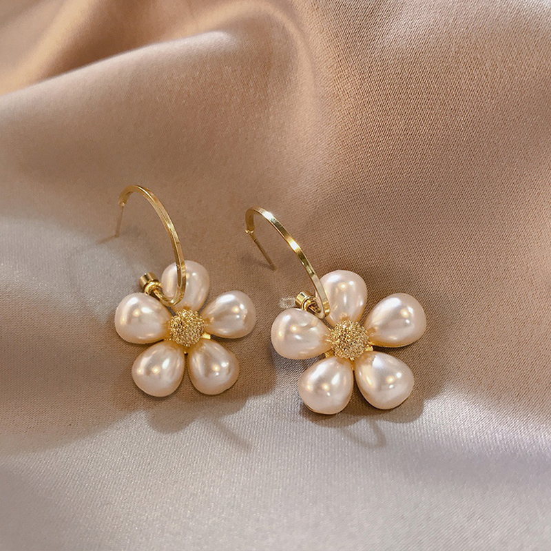 Pearl Flower Temperament Earrings display picture 2