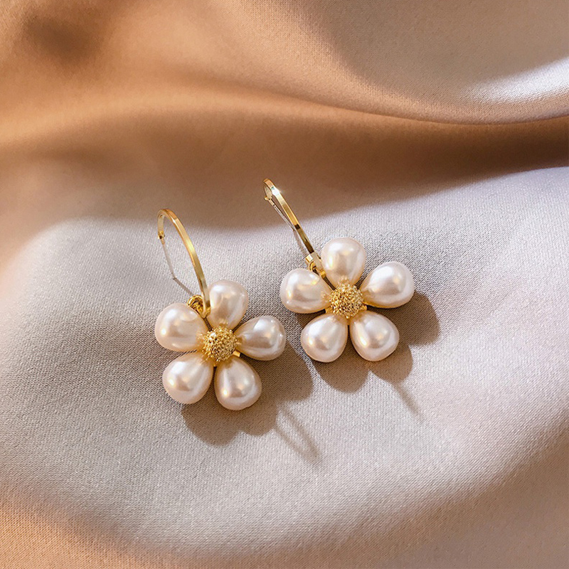 Pearl Flower Temperament Earrings display picture 3