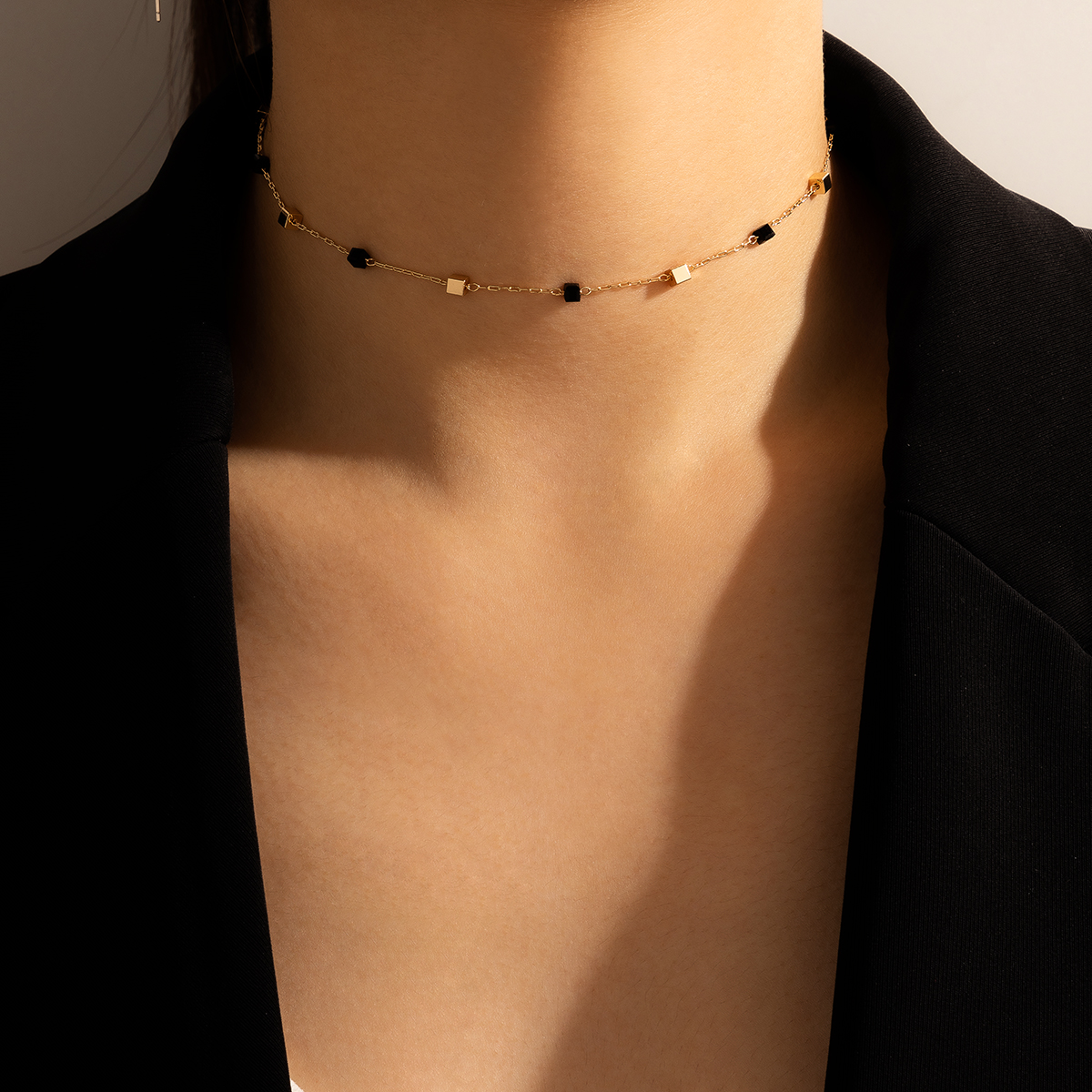 Simple Fashion Style New Metal Style Geometric Contrast Necklace display picture 2