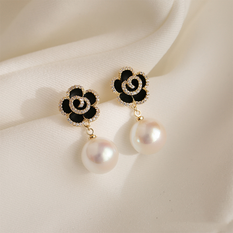 Black Rose Fashion New Style Pearl Petal Earring display picture 1