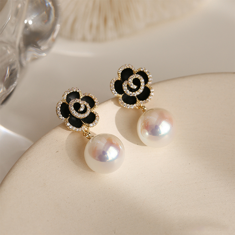 Black Rose Fashion New Style Pearl Petal Earring display picture 3
