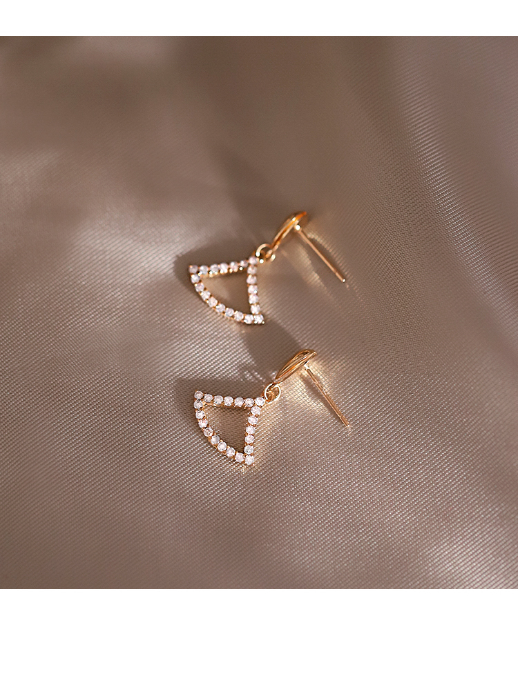 Fashion New Style Fan-shaped Zircon Stud Earrings display picture 3