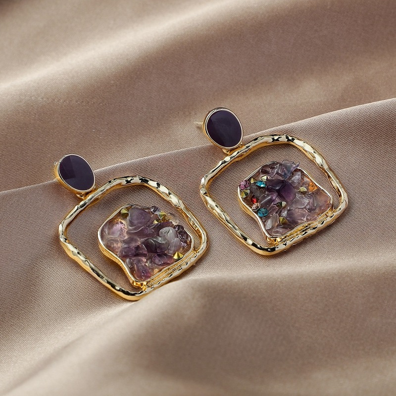 Retro Square Hollow Gravel Diamond Earrings display picture 3
