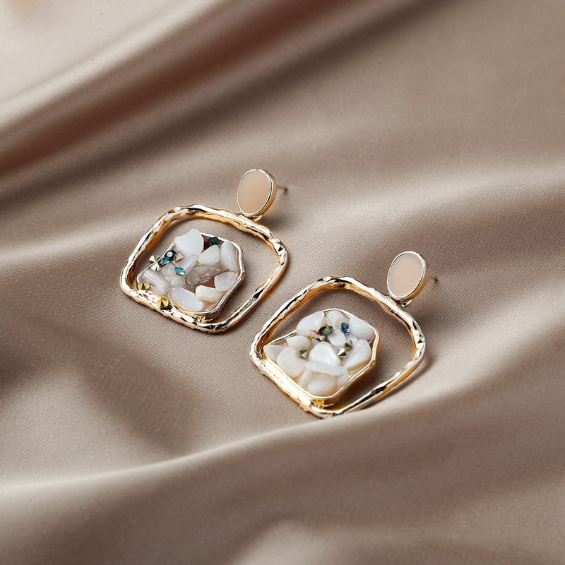 Retro Square Hollow Gravel Diamond Earrings display picture 4