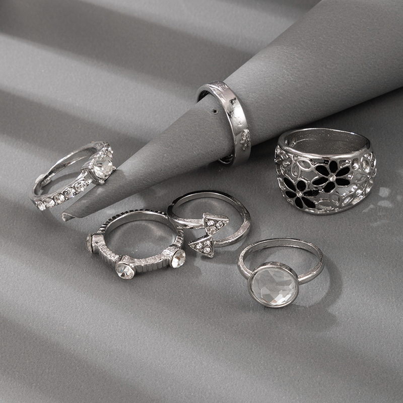 New Fashion Style All-match Hohlblume Diamant Geometrischen Dreieck Ring Set display picture 2