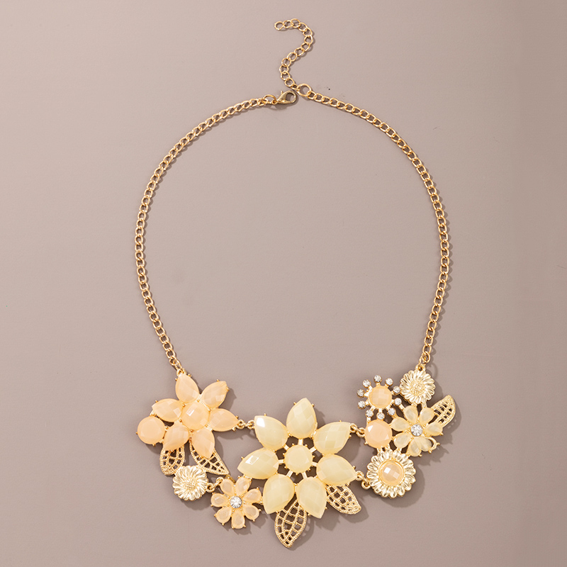 New Fashion Yellow Hollow Flower Necklace display picture 1