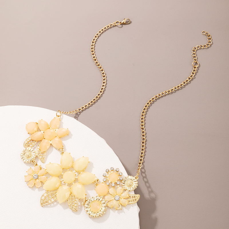 New Fashion Yellow Hollow Flower Necklace display picture 2