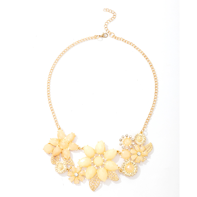 New Fashion Yellow Hollow Flower Necklace display picture 4