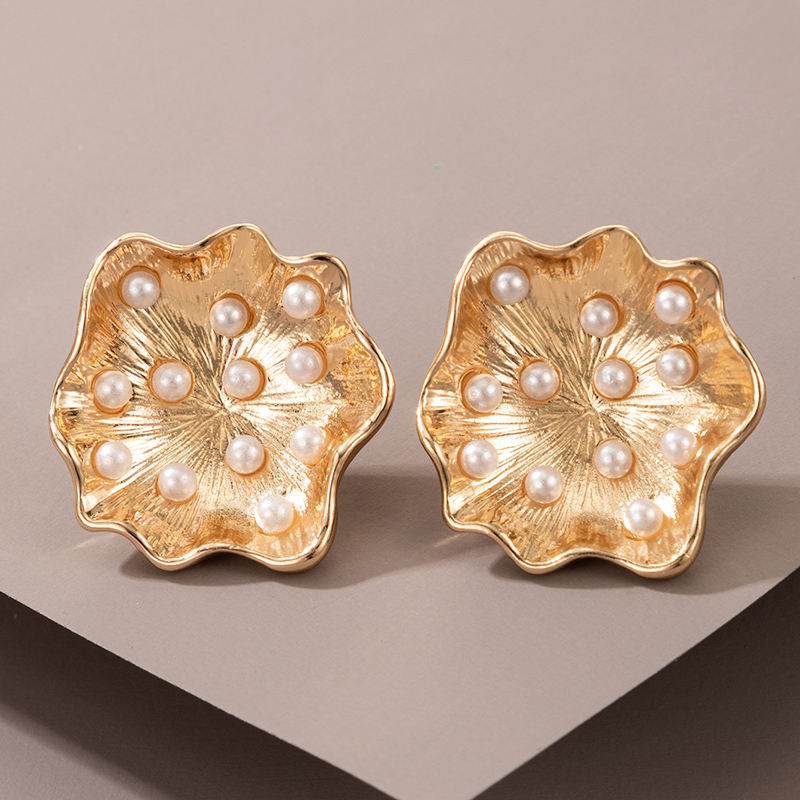 Fashion Metal Pearl Flower Irregular Earrings Wholesale display picture 3