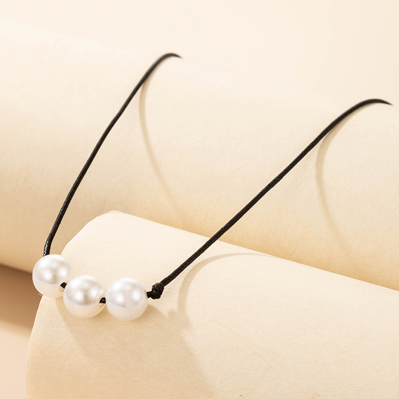 Simple Three Pearl String Necklace display picture 4