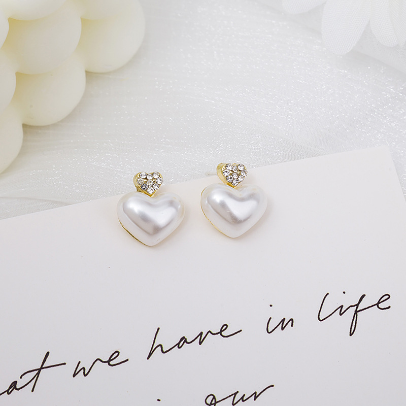 Simple Pearl Diamond-studded Peach Heart Stud Earrings display picture 1