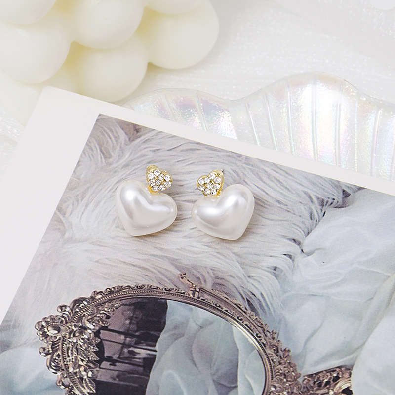 Simple Pearl Diamond-studded Peach Heart Stud Earrings display picture 2