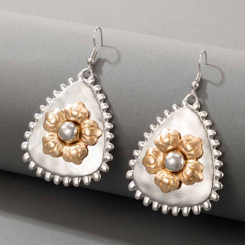Nihaojewelry Fashion Triangle Geometric Flower Earrings Wholesale Jewelry display picture 6