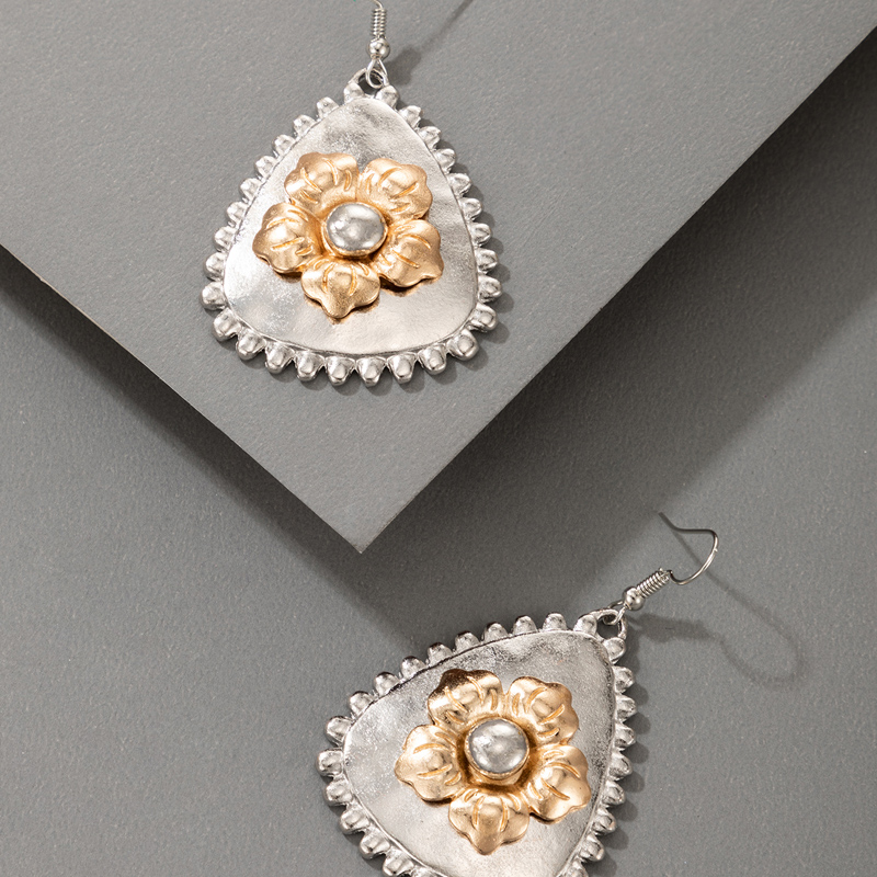 Nihaojewelry Fashion Triangle Geometric Flower Earrings Wholesale Jewelry display picture 7