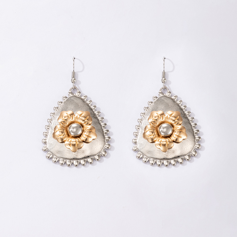 Nihaojewelry Fashion Triangle Geometric Flower Earrings Wholesale Jewelry display picture 8