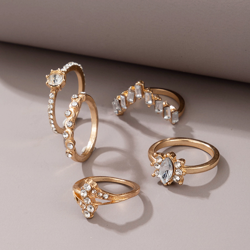 Großhandel Mode Gold Diamant Unregelmäßiger Ring 5-teiliges Set display picture 3