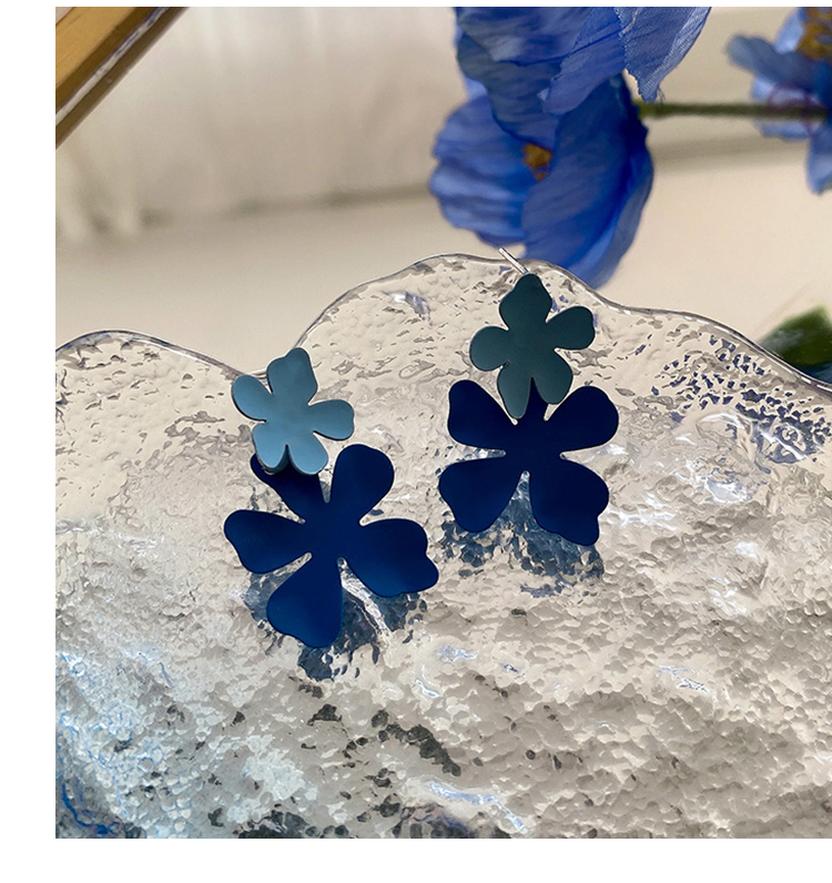 Nihaojewelry Jewelry Wholesale Retro Contrast Blue Flower Long Earrings display picture 2