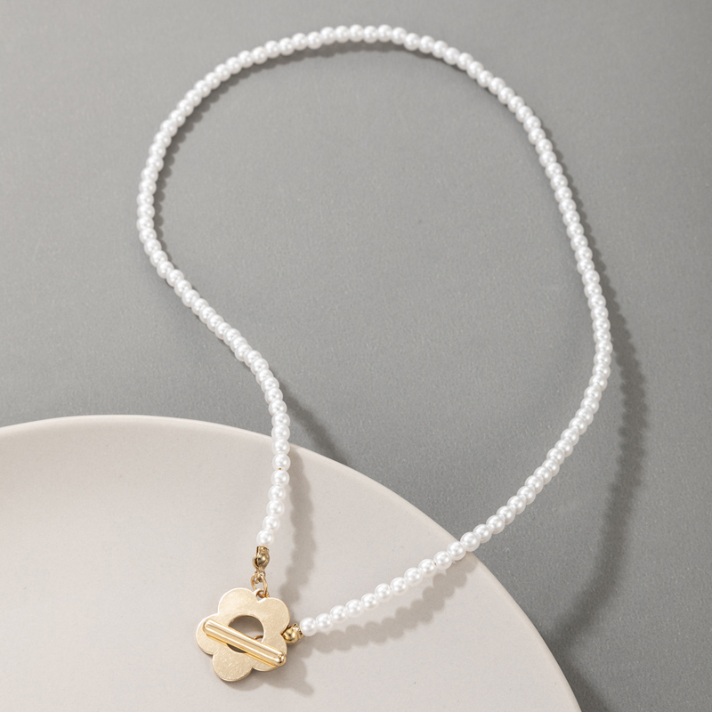 Nihaojewelry Großhandel Schmuck Neue Einfache Perlenkette Goldene Blume Anhänger Halskette display picture 1