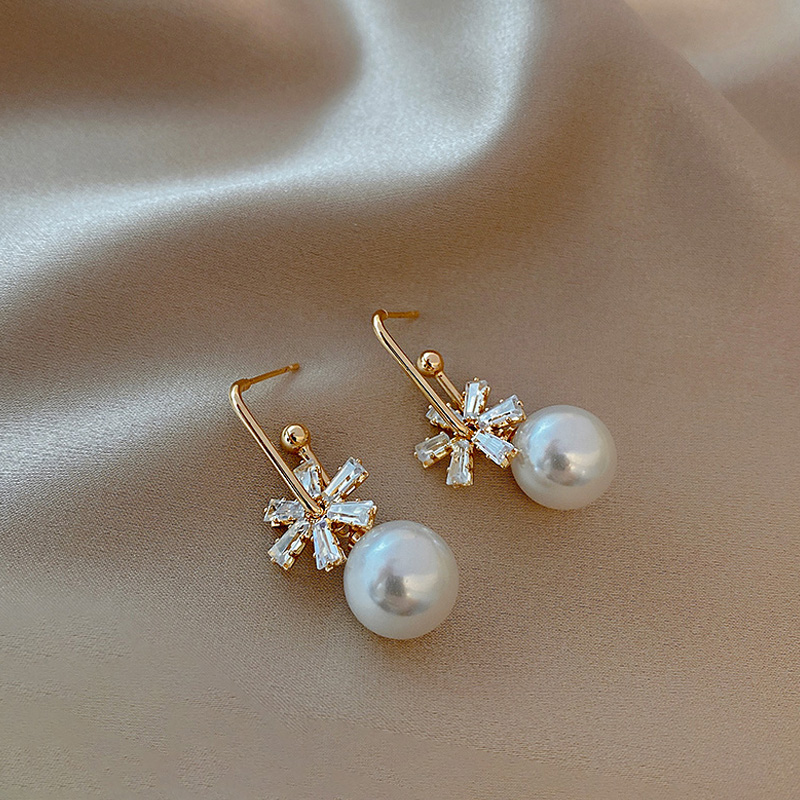 Nihaojewelry Wholesale Jewelry New Retro Flower Pearl Diamond Earrings display picture 1