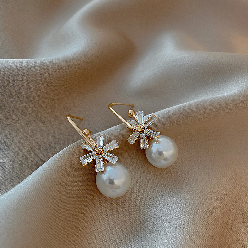 Nihaojewelry Wholesale Jewelry New Retro Flower Pearl Diamond Earrings display picture 5